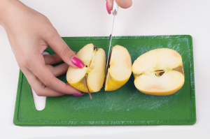 krájanie jablka na výrobu shisha tabaku