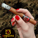 sypuera cigara v ženskej ruke