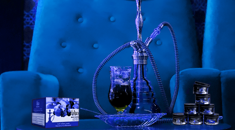 Vodná fajka, nápoj s ľadom, shisha tabak, kamienky do vodnej fajky v modrom svetle.