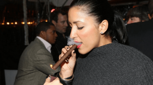 žena fajčiara cigaru Cohiba
