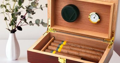 Humidor na cigary so vstavaným zvlhčovačom a hygrometrom, obsahujúci cigary