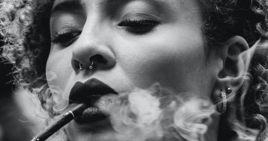 Žena fajčí luxusnú cigaretu