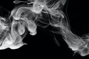 Cigaretový dym na čiernom pozadí