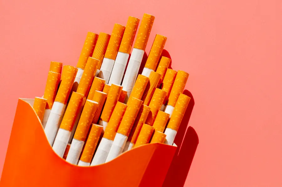 Cigarety v krabičke s povytiahnutými filtrami