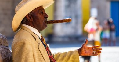 kubánec v obleku a klobúku fajčí veľkú cigaru