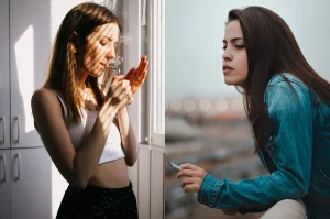 Mladé ženy fajčia cigarety, obe štíhle