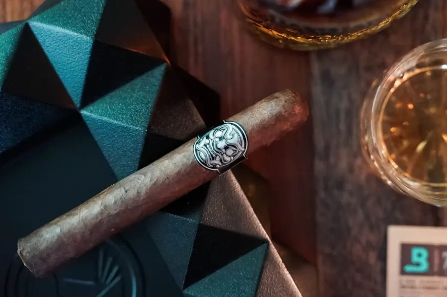 Cigara odložená v popolníku