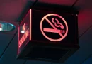 Zákaz fajčiť - neónová tabuľa