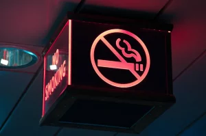 Zákaz fajčiť - neónová tabuľa