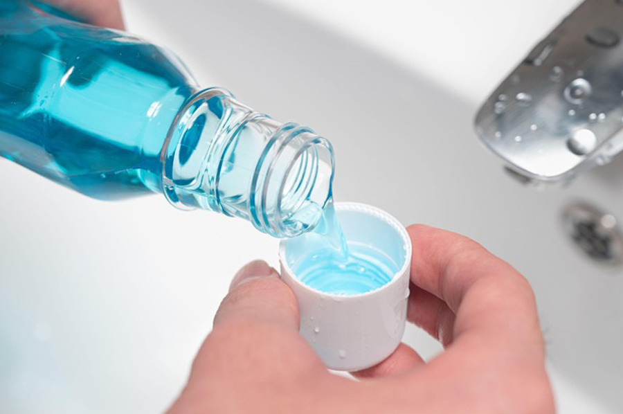 nalievanie ústnej vody z fľaše