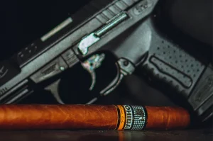 Cigara Cohiba a strelná zbraň