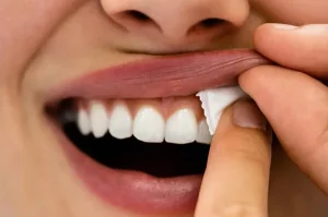 Aplikácia snuss vrecúška na ďasno - detail úst mladej ženy
