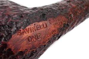 Fajka na tabak Savinelli One - detail nápisu vyrytého na fajke