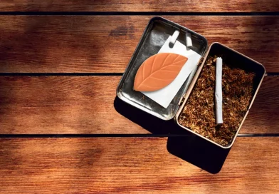 Skladovanie tabaku - plechová krabička s tabakom, papierikmi, cigaretové filtre a ubalená cigareta
